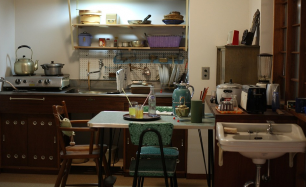 Dapur dengan rak bambu untuk menyimpan piring dan mangkuk